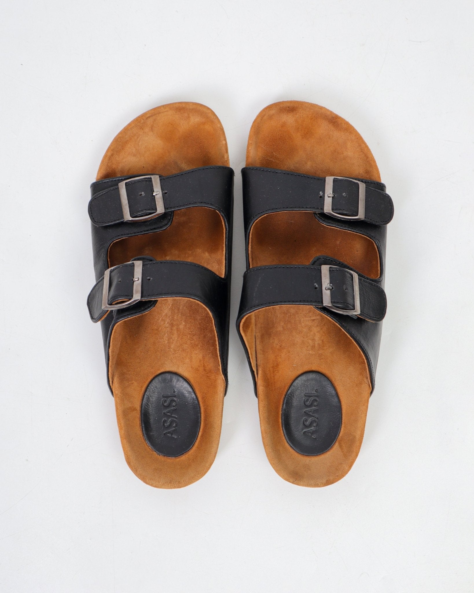 alt="Double strap sandals Stuttgart in tan brown leather, two adjustable buckles, side view."