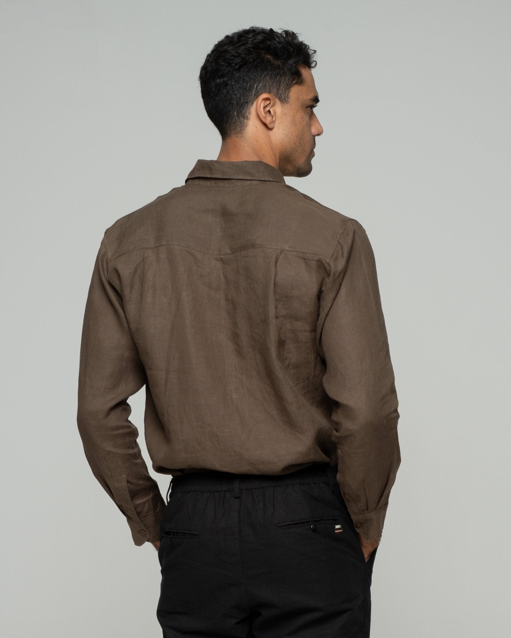 alt="Side view Hearthstone long-sleeve origin shirt, cuff and sleeve detailing."