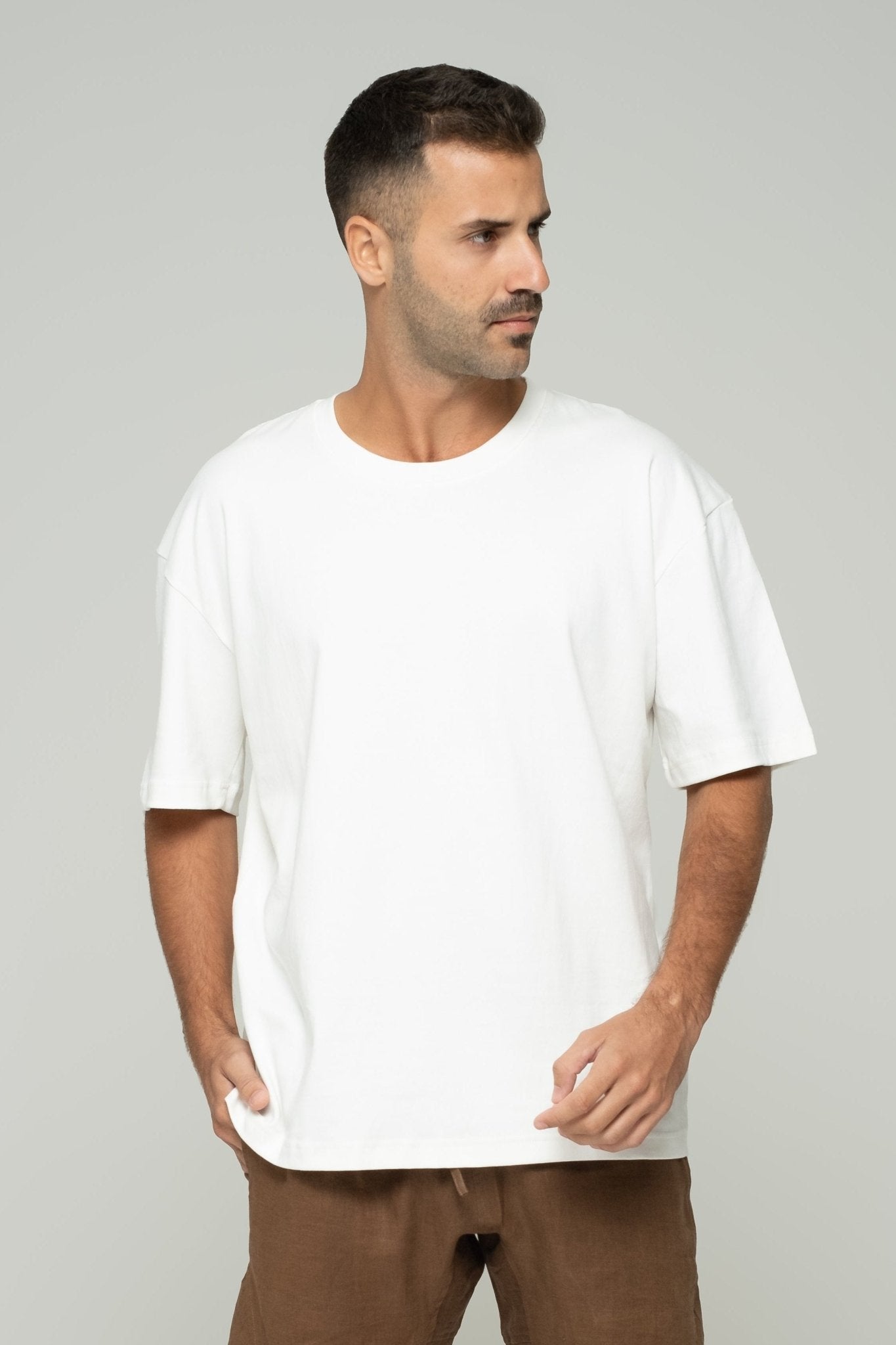 alt="Front view off‑white Kavash t‑shirt, dropped shoulder and relaxed fit."
