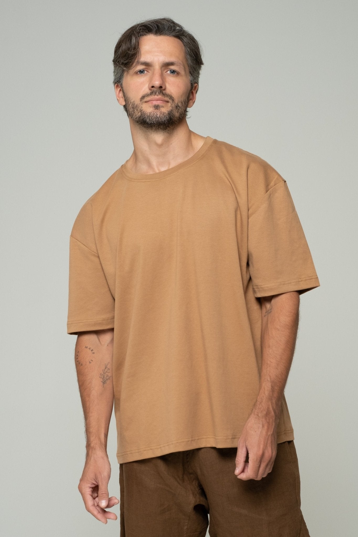 alt="Kavash oversized t‑shirt Terra in rust brown, heavyweight cotton, crew-neck."