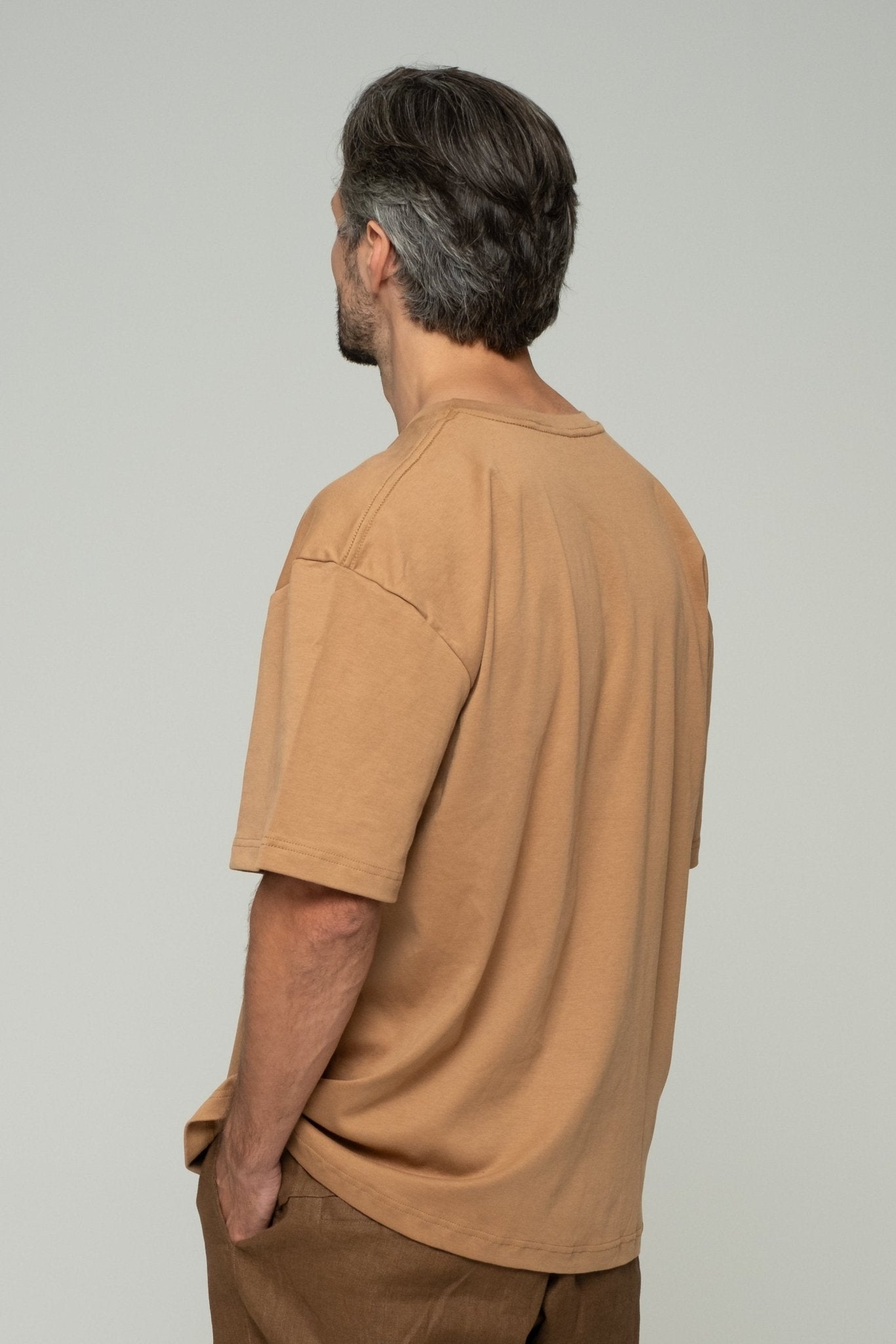 alt="Front view Terra brown Kavash t‑shirt, dropped shoulder, roomy silhouette."