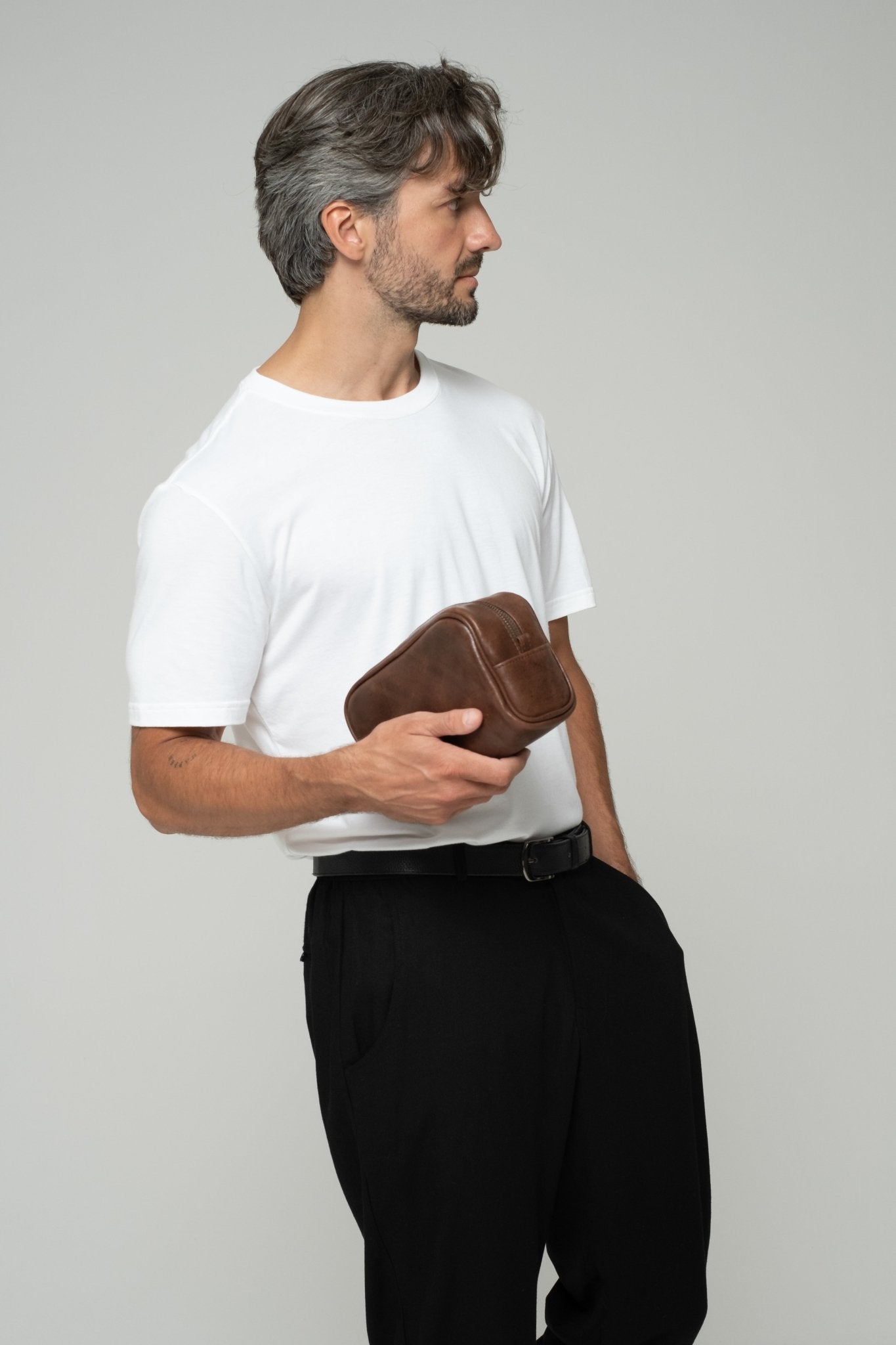 alt="Wash bag in saddle tan leather, rectangular toiletry pouch with zip closure, front view."