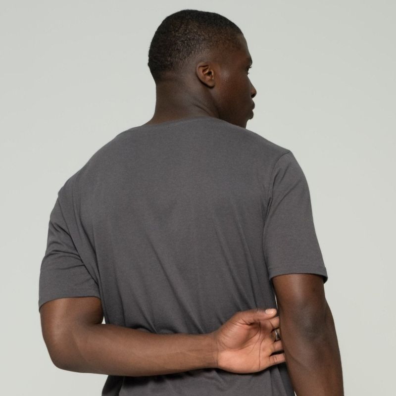 alt="Simple men’s outfit ideal for daily wear."